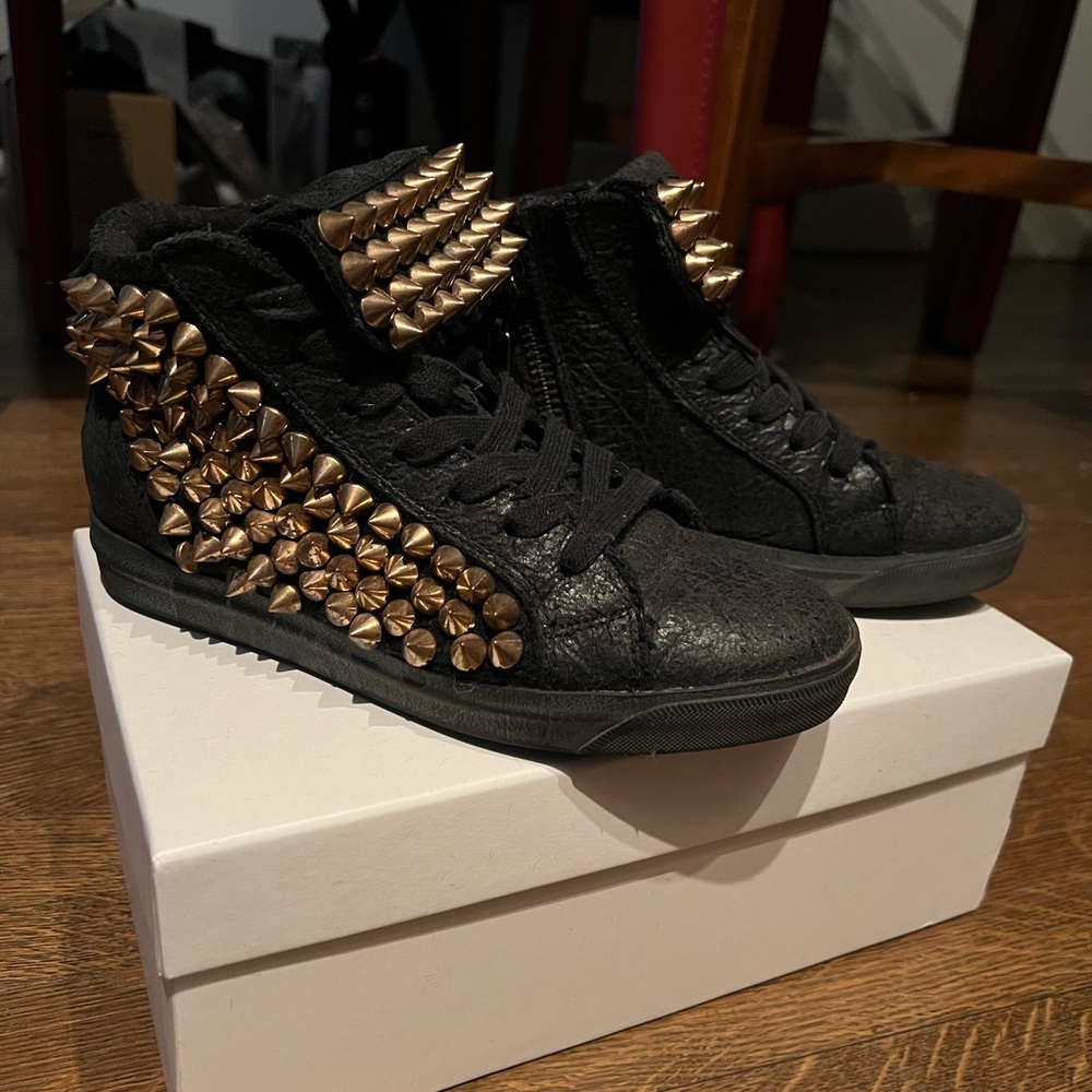 Leather Italian sneakers.